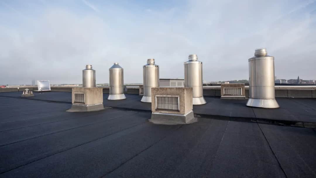 Jak obrobić komin papą, aby uniknąć przecieków i problemów z dachem