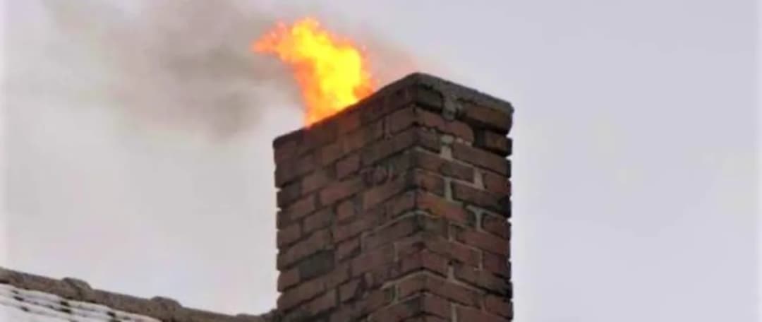 Iskry z komina czy to normalne? Sprawdź, co może zagrażać bezpieczeństwu