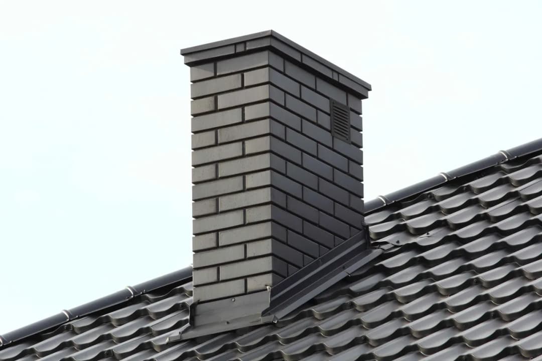 Jak opierzyć komin, aby uniknąć przecieków i uszkodzeń?