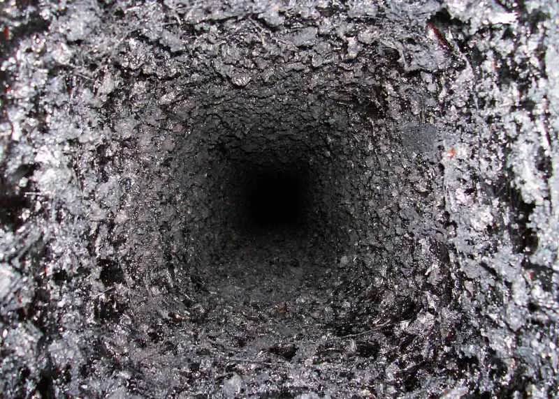 Jak usunąć zapach sadzy z komina - skuteczne metody i porady